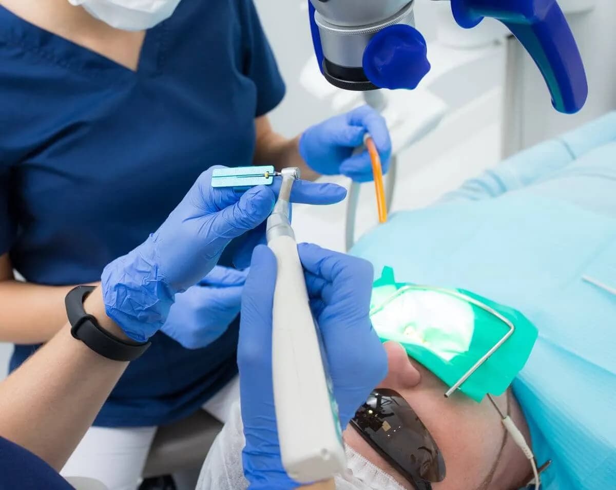 Ile kosztuje dentysta w Niemczech? Zaskakujące ceny i ubezpieczenie