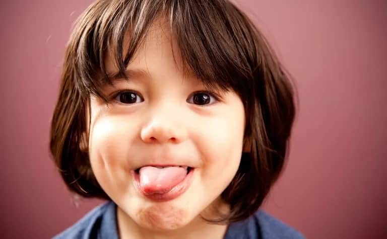 Co robi język za zębami i dlaczego jest to tak ważne dla zdrowia?