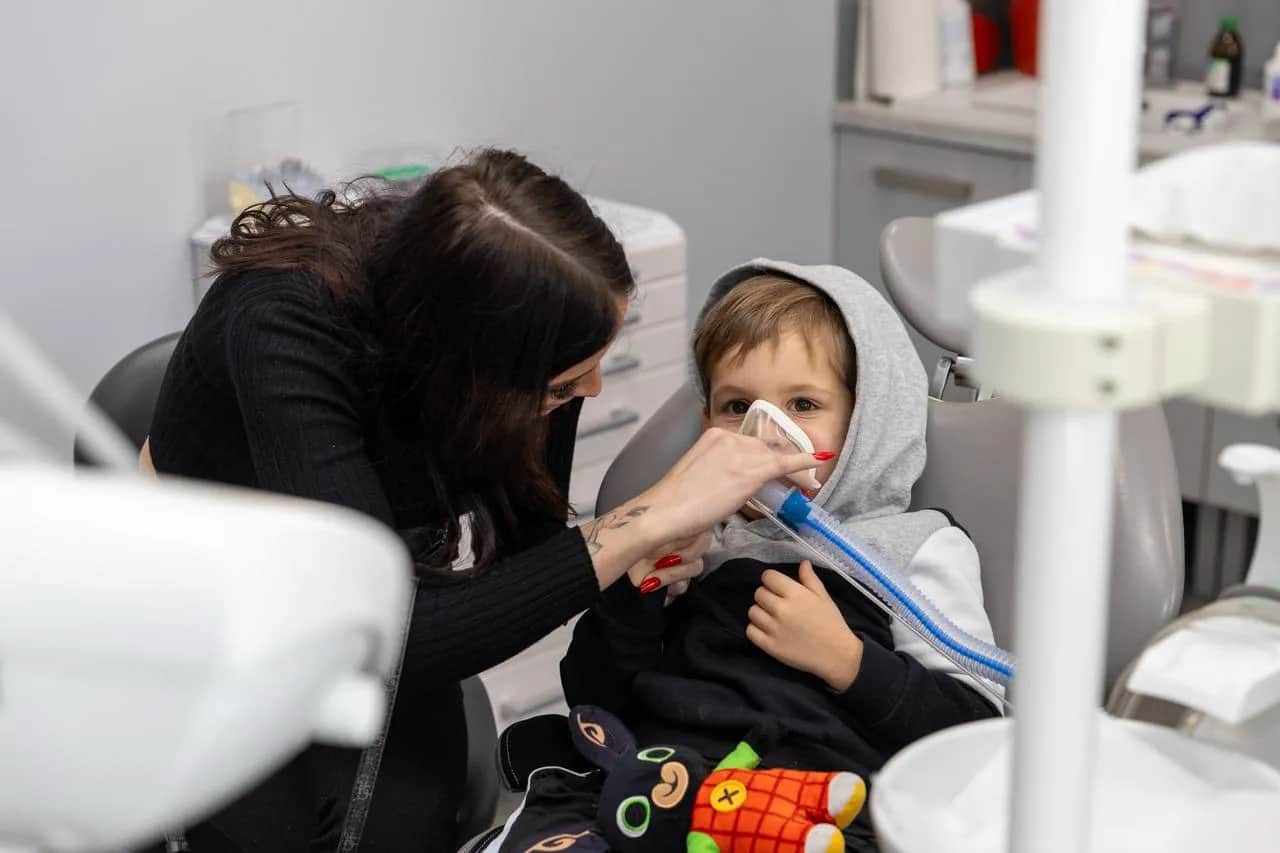 Dlaczego nie można jeść po znieczuleniu u dentysty? Uniknij bólu i urazów.