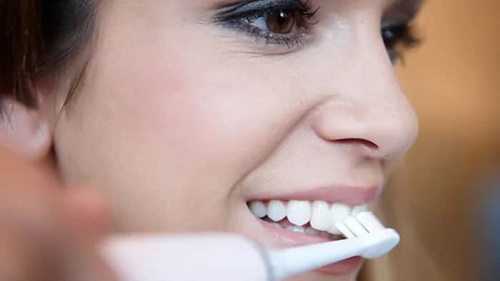 Co to znaczy, że szczoteczka jest soniczna? Poznaj jej zalety