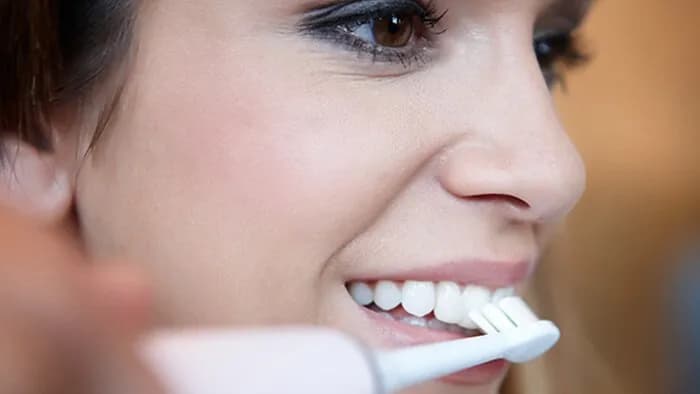 Co to znaczy, że szczoteczka jest soniczna? Poznaj jej zalety