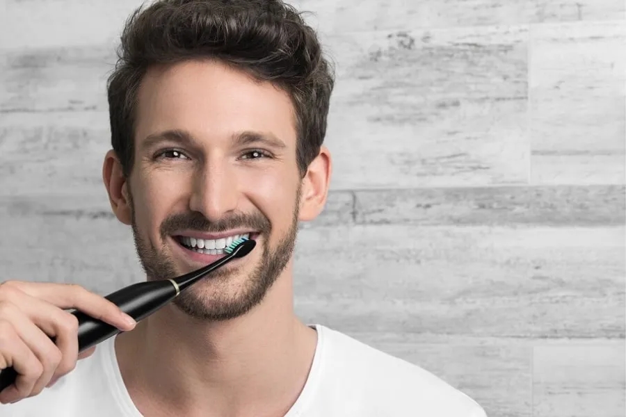 Szczoteczka soniczna czy zwykła – która lepiej dba o Twoje zęby?