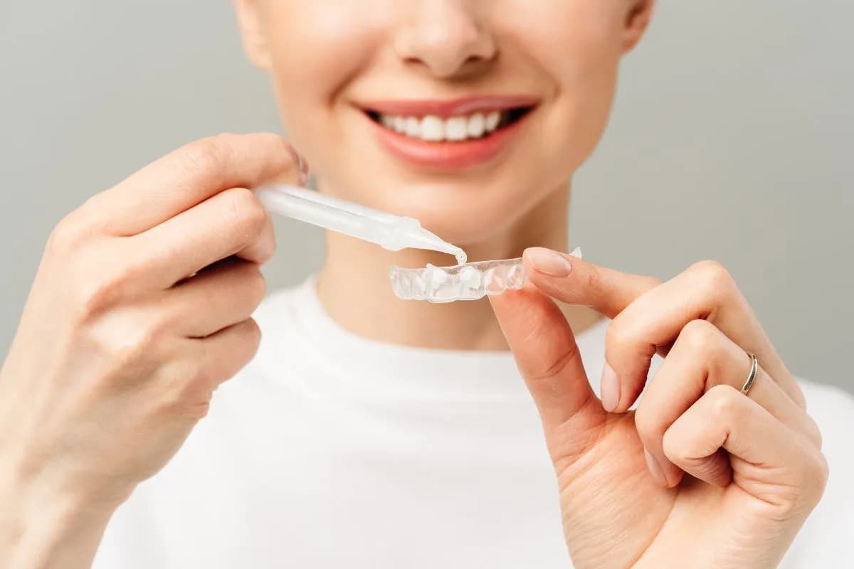 Jak naturalnie wybielić zęby bez uszkadzania szkliwa i bólu